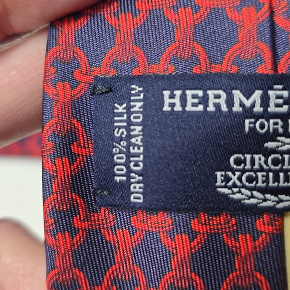 {Hermes} Red and Navy Chain Patterned Tie - Picture 8 of 12